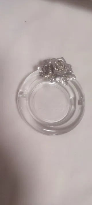 Cenicero de cristal con rosa plateada