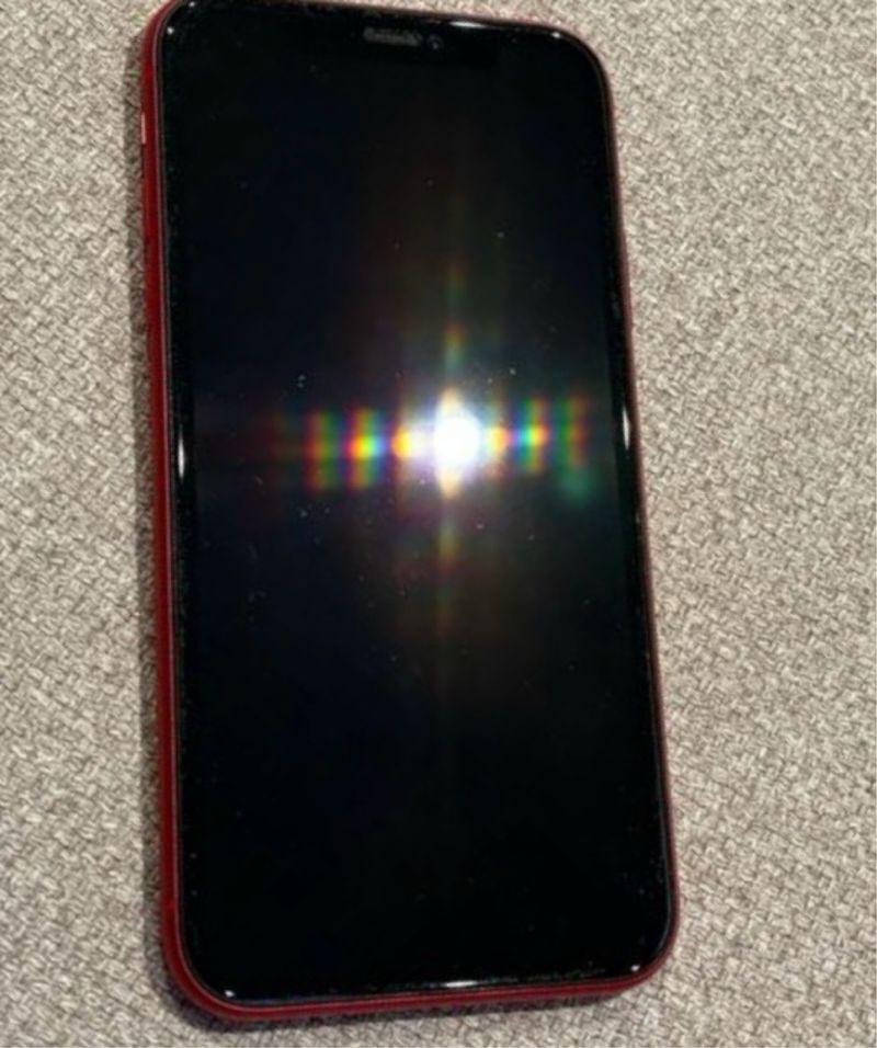 iPhone 11 128GB negro con funda roja incluida.