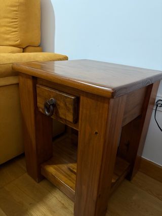 Mesita de noche de madera con cajón