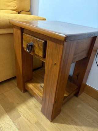 Mesita de noche de madera con cajón