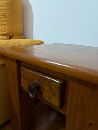 Mesita de noche de madera con cajón