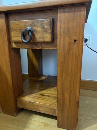 Mesita de noche de madera con cajón