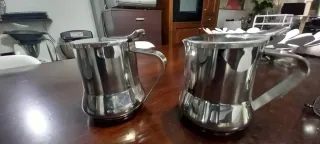 Coppia di teiera e lattiera grandi in acciaio con