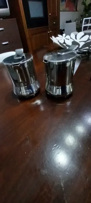 Coppia di teiera e lattiera grandi in acciaio con