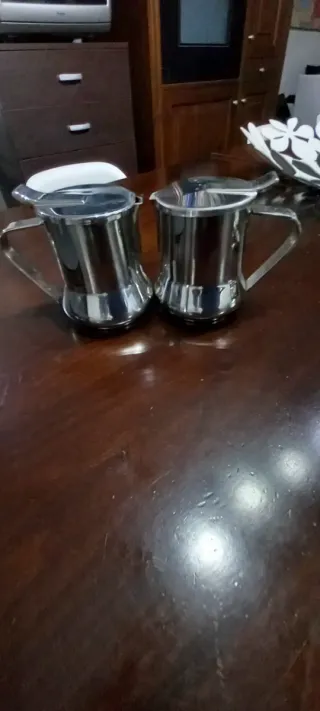 Coppia di teiera e lattiera grandi in acciaio con