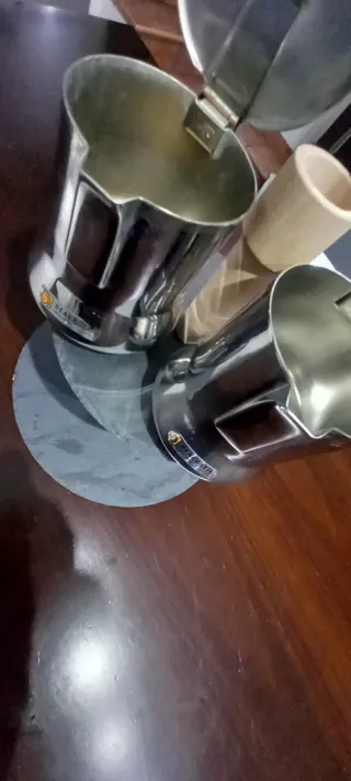 Coppia di teiera e lattiera grandi in acciaio con