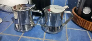 Coppia di teiera e lattiera grandi in acciaio con