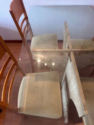 Mesa de cristal con 4 sillas de madera