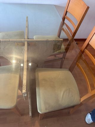 Mesa de cristal con 4 sillas de madera