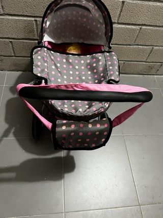 Carrito de muñeca con muñeca