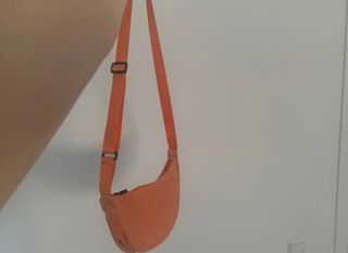 Riñonera negra y naranja