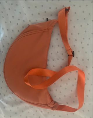 Riñonera negra y naranja