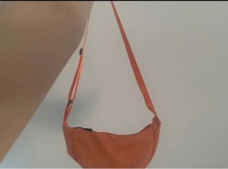 Riñonera negra y naranja