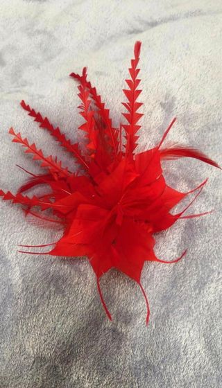 Tocado de plumas rojas