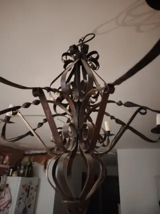 Lámpara de hierro forjado estilo rústico