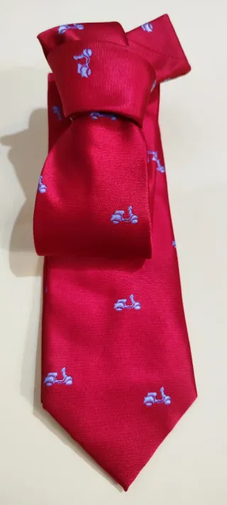Corbata roja con estampado de vespas