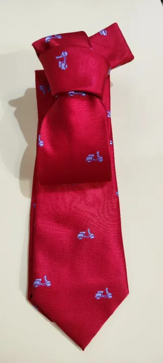 Corbata roja con estampado de vespas