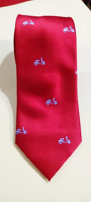 Corbata roja con estampado de vespas
