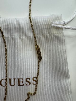 Collar Guess bañado en oro con colgante
