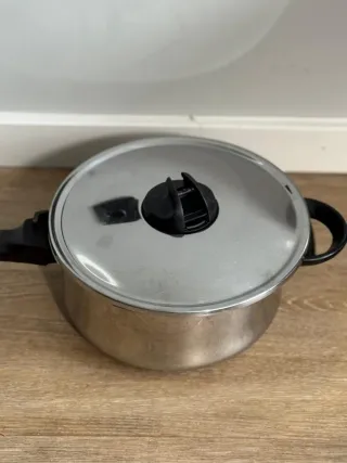 Olla de acero inoxidable con tapa de vidrio 24 cm