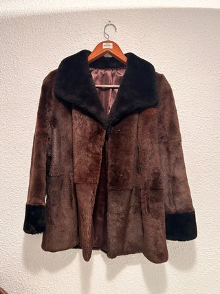 Chaqueta de mutón marrón y negra.