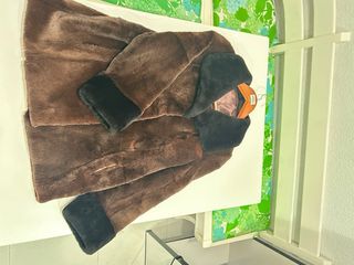 Chaqueta de mutón marrón y negra.