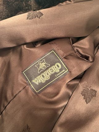 Chaqueta de mutón marrón y negra.