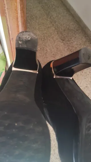 Botines ante negros con detalle dorado