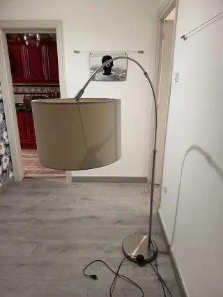 Lámpara de pie metálica arco