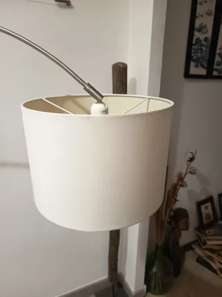 Lámpara de pie metálica arco