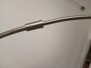 Lámpara de pie metálica arco