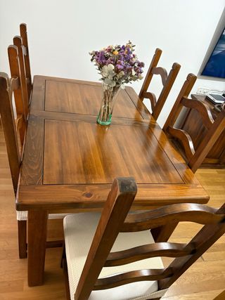 Mesa de comedor y sillas de madera