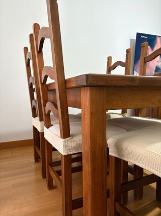 Mesa de comedor y sillas de madera