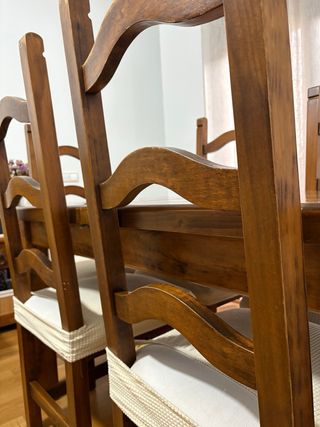 Mesa de comedor y sillas de madera