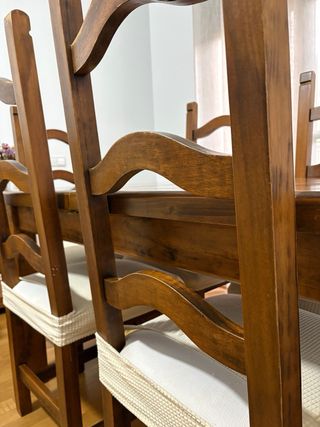 Mesa de comedor y sillas de madera