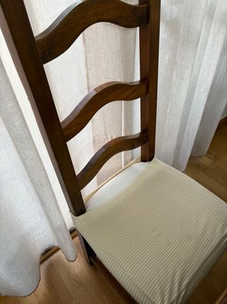 Mesa de comedor y sillas de madera