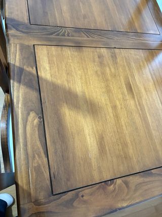 Mesa de comedor y sillas de madera