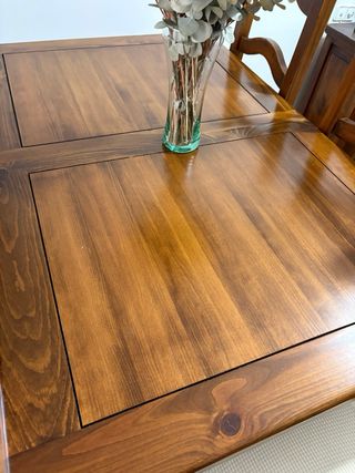 Mesa de comedor y sillas de madera