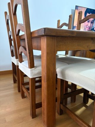 Mesa de comedor y sillas de madera