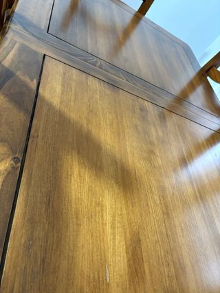 Mesa de comedor y sillas de madera