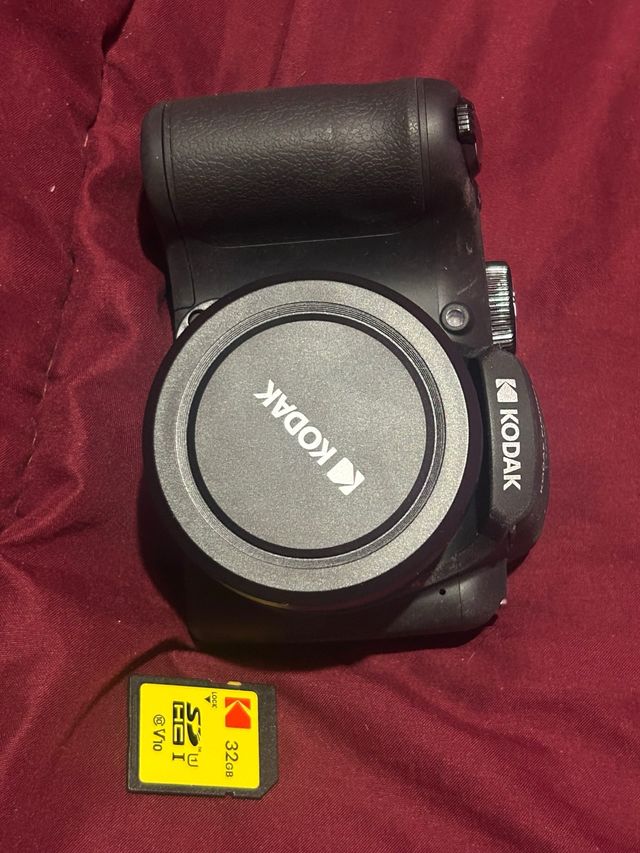 Cámara Kodak Pixpro AZ255 + Tarjeta SD 32GB