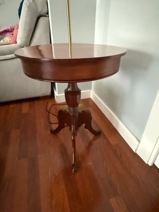 Mesa auxiliar redonda caoba