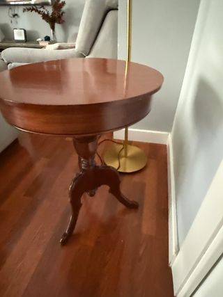 Mesa auxiliar redonda caoba