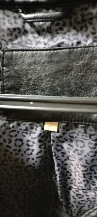 Cazadora efecto piel negra