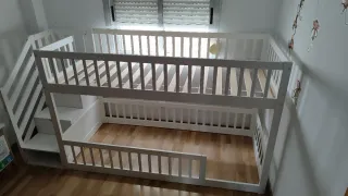 Litera infantil blanca con escalera