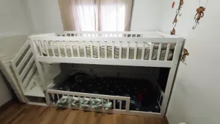 Litera infantil blanca con escalera