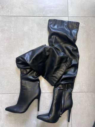 Stivali alti neri con pieghe e tacco