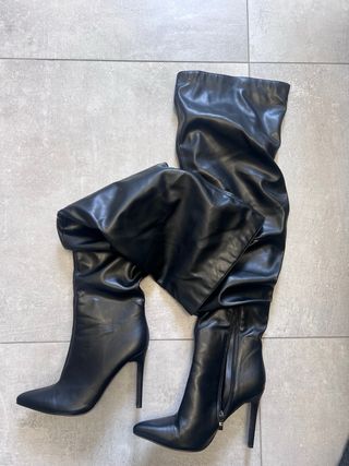 Stivali alti neri con pieghe e tacco