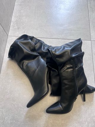 Stivali alti neri con pieghe e tacco