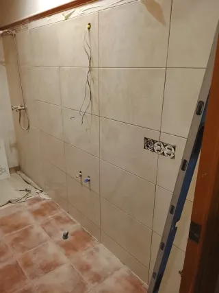 Herramientas para alicatar baños